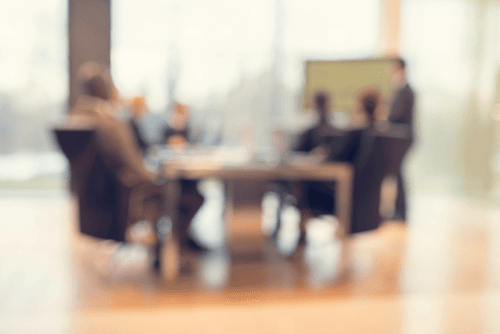 Sala de reuniones Colombia con mesa y personas desenfocadas